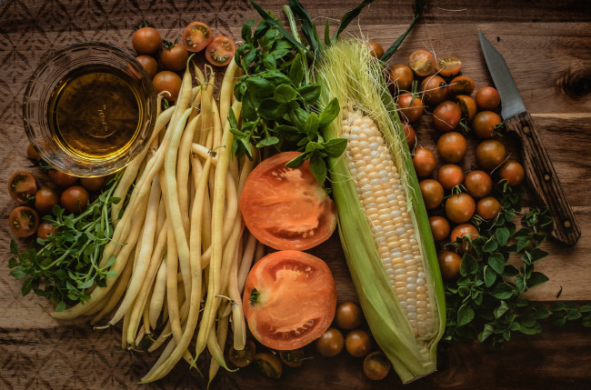 Обои картинки фото еда, овощи, снедь, кукуруза, помидоры, томаты, зелень