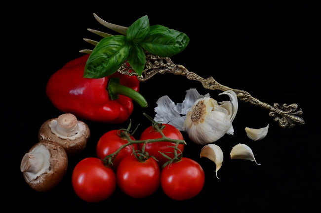 Обои картинки фото еда, овощи, снедь, помидоры, томаты, чеснок, грибы