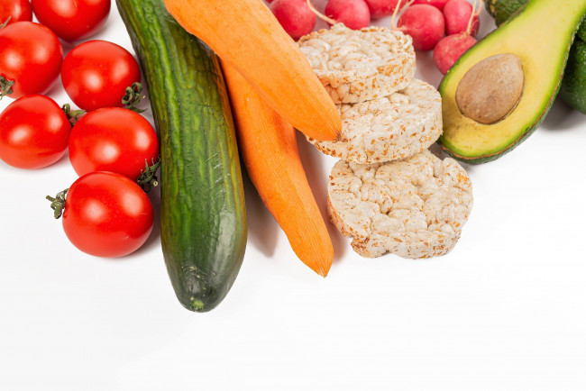 Обои картинки фото еда, разное, помидоры, цукини, морковь, хлебцы, авокадо