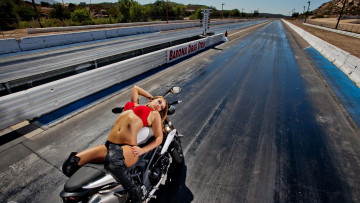 Картинка 2011 triumph speed triple мотоциклы мото девушкой