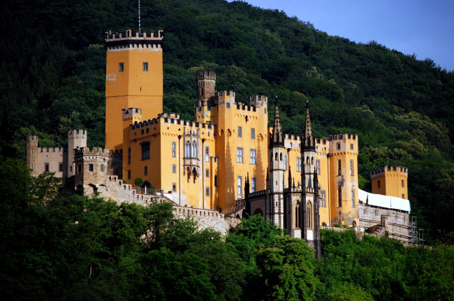 Обои картинки фото замок, штольценфельс, германия, города, дворцы, замки, крепости, деревья, башни