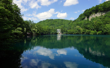 Картинка природа реки озера озеро зелень дом горы облака