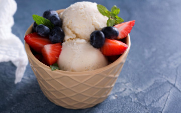Картинка еда мороженое +десерты черника клубника