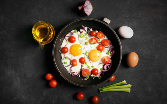 Обои картинки фото еда, Яичные блюда, овощи, глазунья, яичница, томаты, помидоры, лук, зелень, яйца