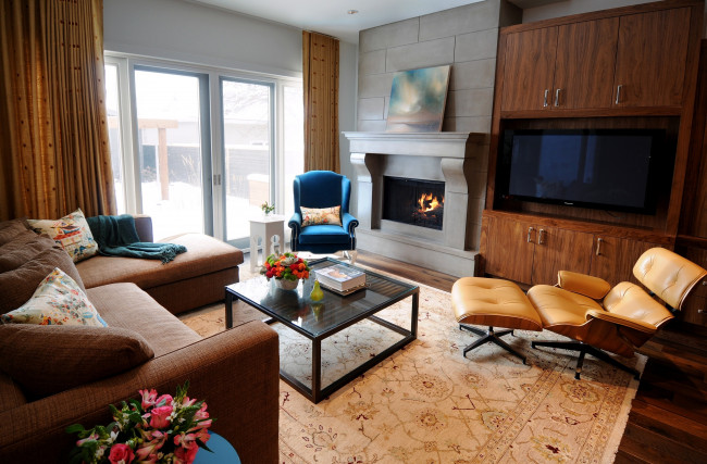 Обои картинки фото интерьер, гостиная, плазма, зима, кресло, столик, диван