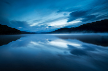 Картинка природа реки озера отражение небо гладь облака дымка голубое вода туман вечер озеро заповедник англия великобритания