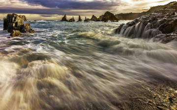 Картинка природа побережье скалы океан камни тучи
