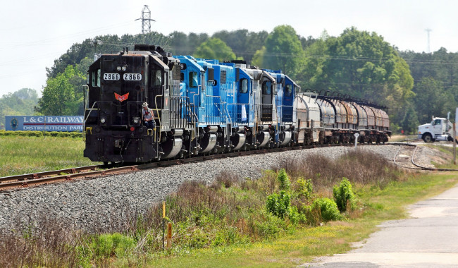 Обои картинки фото техника, поезда, железная, дорога, грузовой, состав, локомотив, рельсы, вагоны