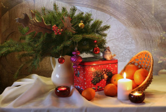 Картинка праздничные угощения елка игрушки мандарины свечи коробка