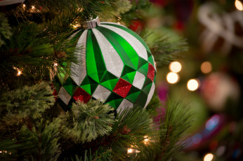 Картинка праздничные шары праздник новый год рождество елка украшения снег чудеса