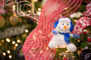 Картинка праздничные снеговики праздник новый год рождество елка украшения снег чудеса
