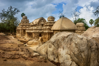 Картинка the+five+rathas +mamallapuram +tamil+nadu +south+india города -+буддийские+и+другие+храмы храм джунгли