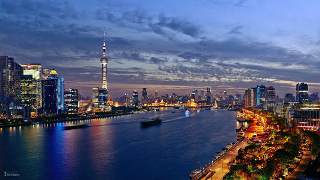 Обои картинки фото города, шанхай , китай, восточная, жемчужина, корабли, город, лодки, огни, вода, телебашня, шанхай, азия, отражения, дома, вечер