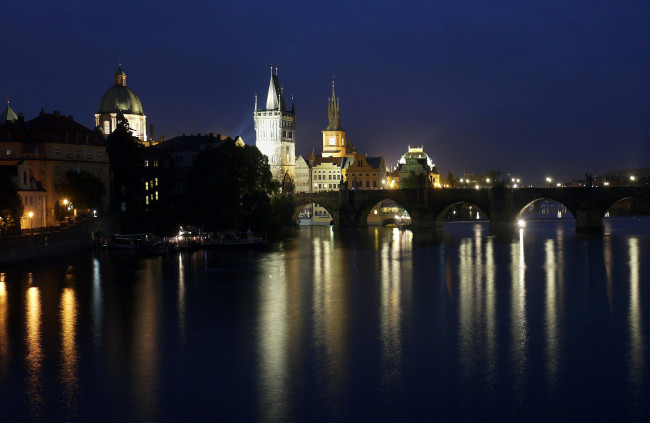 Обои картинки фото города, прага , Чехия, ночь, мост, влтава, река, прага, фонари, огни