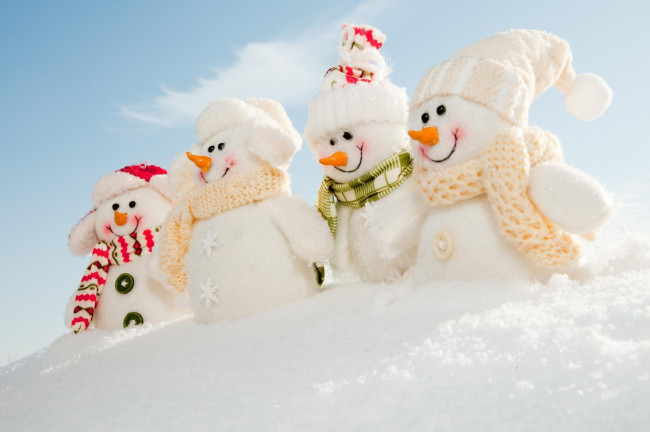 Обои картинки фото праздничные, снеговики, шапки, снеговик, снег, зима