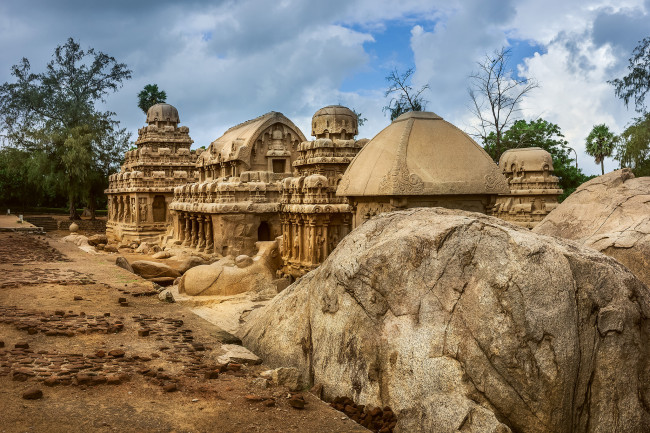 Обои картинки фото the five rathas,  mamallapuram,  tamil nadu,  south india, города, - буддийские и другие храмы, храм, джунгли