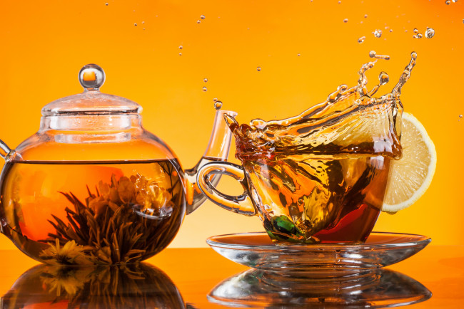 Обои картинки фото еда, напитки,  Чай, брызги, лимон, стекло, блюдце, чашка, чайник, чай