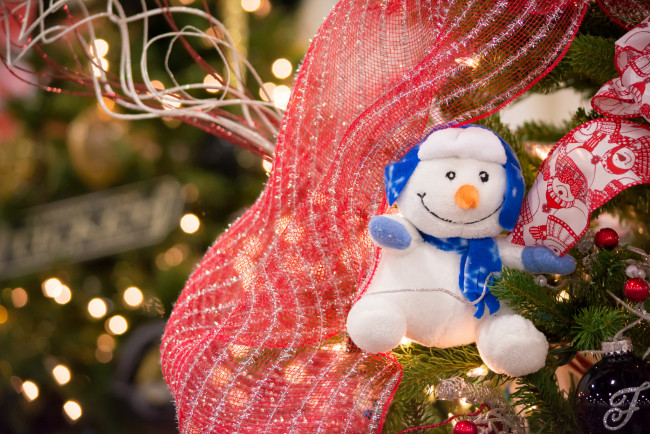 Обои картинки фото праздничные, снеговики, праздник, новый, год, рождество, елка, украшения, снег, чудеса