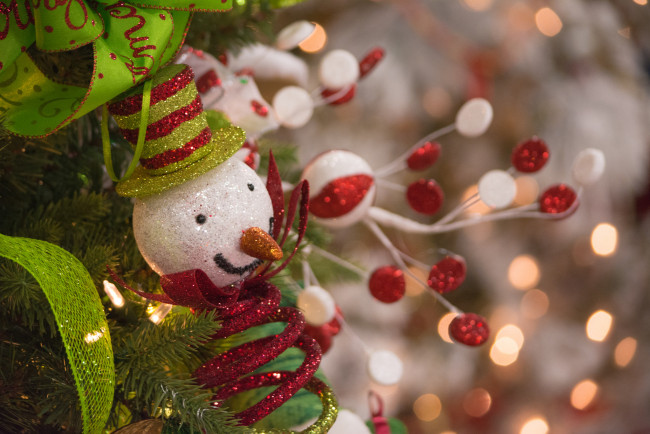 Обои картинки фото праздничные, снеговики, праздник, новый, год, рождество, елка, украшения, снег, чудеса