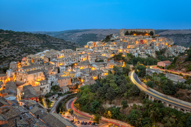 Обои картинки фото ragusa at blue hour, города, - панорамы, утро, огни, трасса, здания