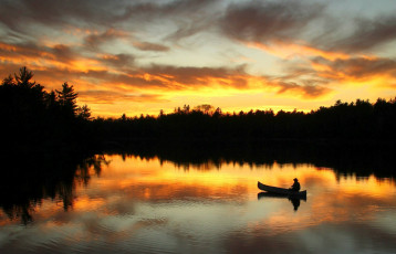 Картинка корабли лодки +шлюпки деревья озеро вечер рыбак закат лодка облака
