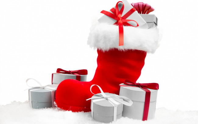 Обои картинки фото праздничные, подарки и коробочки, ленточки, новый, год, рождество, сапог, красный, подарки, праздник, коробки, мех, белый, фон