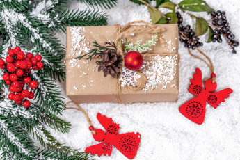 Картинка праздничные подарки+и+коробочки ёлка ягоды снег коробка подарок шишка