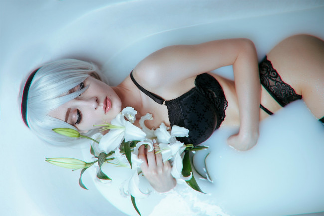 Обои картинки фото девушки, kirdjava, образ, белье, ванна, лилии, цветы