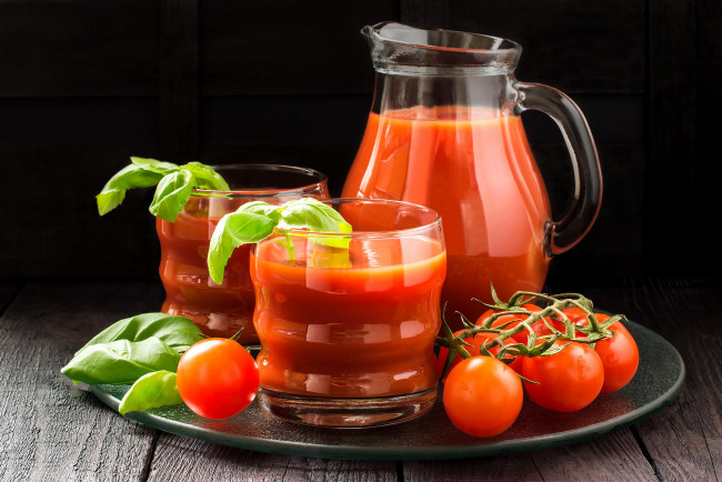 Обои картинки фото еда, напитки,  сок, кувшин, стаканы, помидоры, томаты, сок, томатный