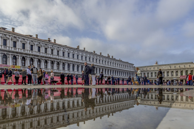 Обои картинки фото города, венеция , италия, здания, отражение, вода, туристы