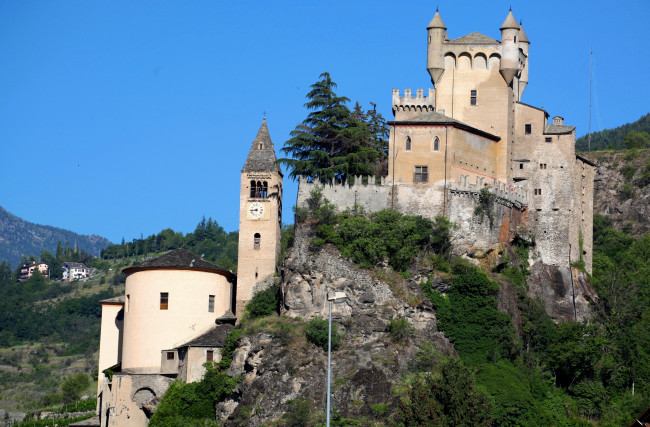 Обои картинки фото castle, saint, pierre, italy, города, дворцы, замки, крепости, часы, гора, замок, башни