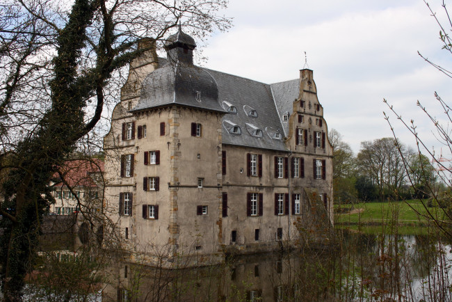 Обои картинки фото bodelschwingh, castle, germany, города, дворцы, замки, крепости, замок, вода, деревья, весна