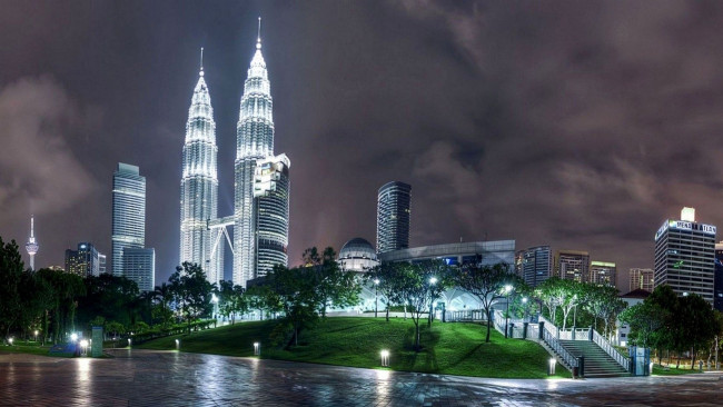 Обои картинки фото города, куала-лумпур , малайзия, тучи, здания, башни, дома, огни