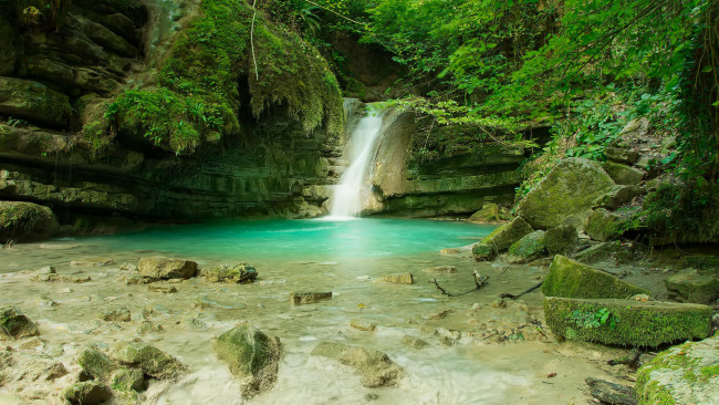 Обои картинки фото природа, водопады, деревья, скалы, водопад