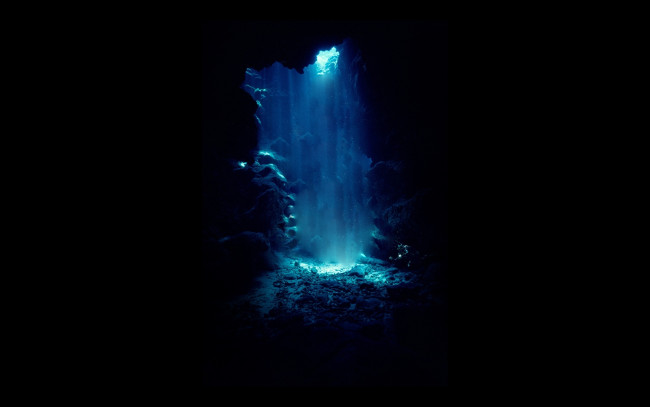 Обои картинки фото природа, другое, тьма, камни, пещера, лучи, яма, свет