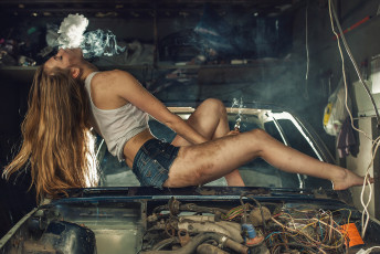 Картинка девушки -unsort+ блондинки +светловолосые дым авто гараж