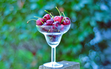 Картинка еда вишня +черешня вишни бокал ягоды боке