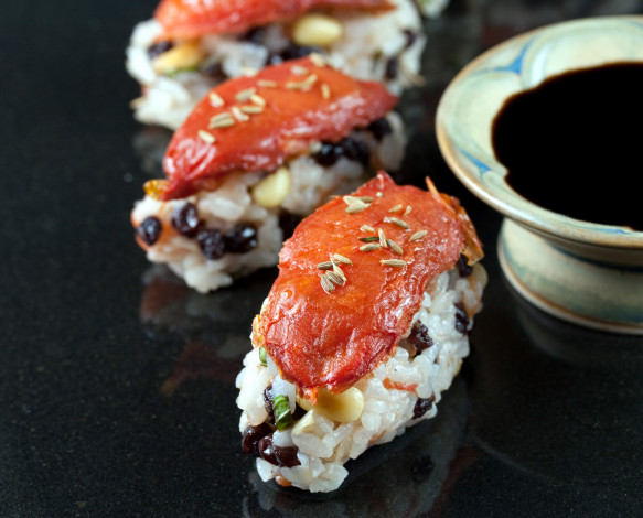 Обои картинки фото еда, рыба,  морепродукты,  суши,  роллы, кухня, соус, японская, суши, роллы
