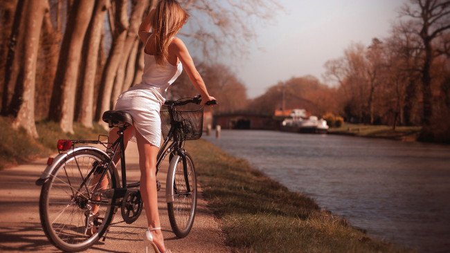 Обои картинки фото девушки, -unsort , брюнетки, темноволосые, красивая, девушка, велосипед