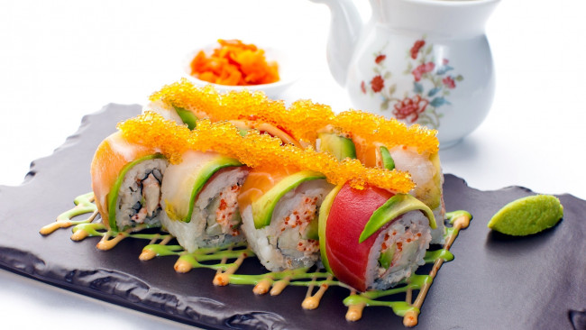 Обои картинки фото еда, рыба,  морепродукты,  суши,  роллы, кухня, икра, васаби, роллы, японская, суши