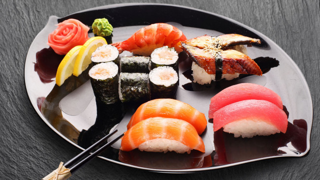 Обои картинки фото еда, рыба,  морепродукты,  суши,  роллы, суши, роллы, кухня, лимон, имбирь, васаби, японская