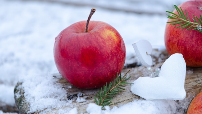 Обои картинки фото еда, Яблоки, снег, сердечки, яблоки, зима