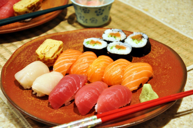 Обои картинки фото еда, рыба,  морепродукты,  суши,  роллы, японская, суши, васаби, роллы, кухня