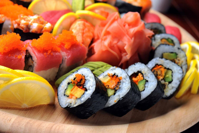 Обои картинки фото еда, рыба,  морепродукты,  суши,  роллы, японская, имбирь, суши, роллы, кухня, лимон