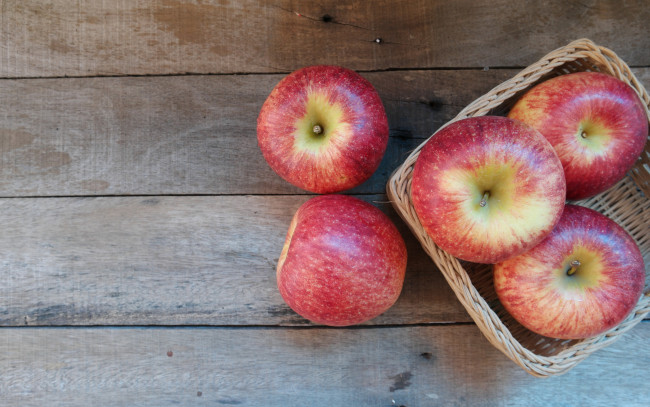 Обои картинки фото еда, яблоки, корзинка, краснобокие
