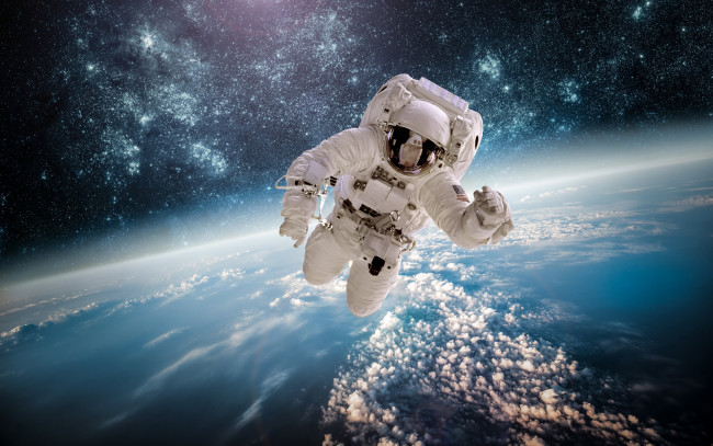 Обои картинки фото космос, астронавты, космонавты, облака, полёт, шлем, планета, звёзды, земля, поверхность, пространство, астронавт, скафандр, космонавт