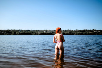 Картинка девушки sofia+lovegood рыжая купальник тату озеро