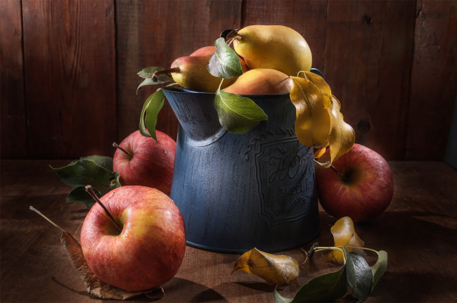 Обои картинки фото еда, фрукты,  ягоды, листья, стол, яблоки, доски, желтые, красные, лейка