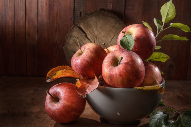 Обои картинки фото еда, яблоки, листья, стол, доски, красные, миска, фрукты, натюрморт