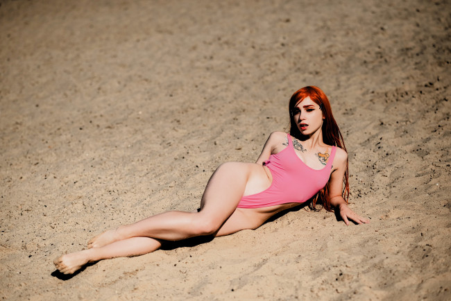 Обои картинки фото девушки, sofia lovegood, рыжая, купальник, тату, песок